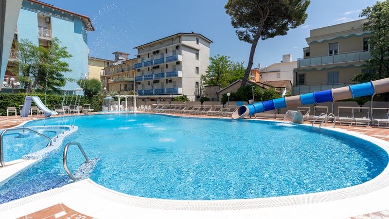  Piscina con mega scivolo Hotel Gambrinus - Hotel Gambrinus - Valentini Family Village  a Bellaria 
